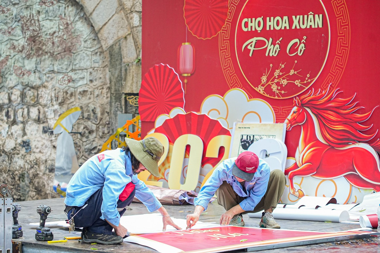 Chợ hoa H&agrave;ng Lược 'đ&aacute;nh thức' Tết B&iacute;nh Ngọ giữa l&ograve;ng phố cổ- Ảnh 5.