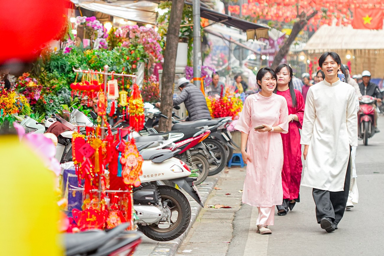 Chợ hoa H&agrave;ng Lược 'đ&aacute;nh thức' Tết B&iacute;nh Ngọ giữa l&ograve;ng phố cổ- Ảnh 27.