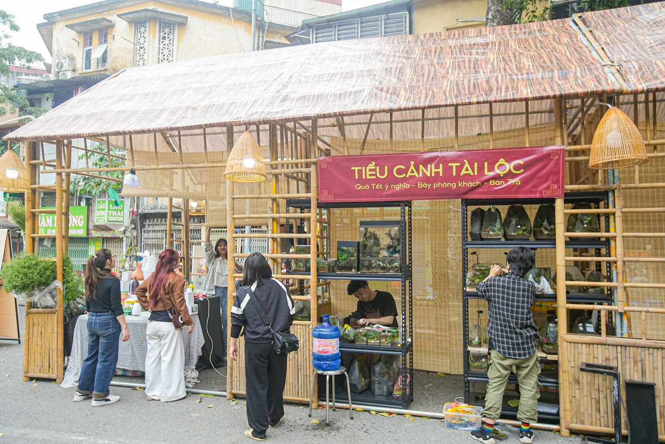 Chợ hoa H&agrave;ng Lược 'đ&aacute;nh thức' Tết B&iacute;nh Ngọ giữa l&ograve;ng phố cổ- Ảnh 2.