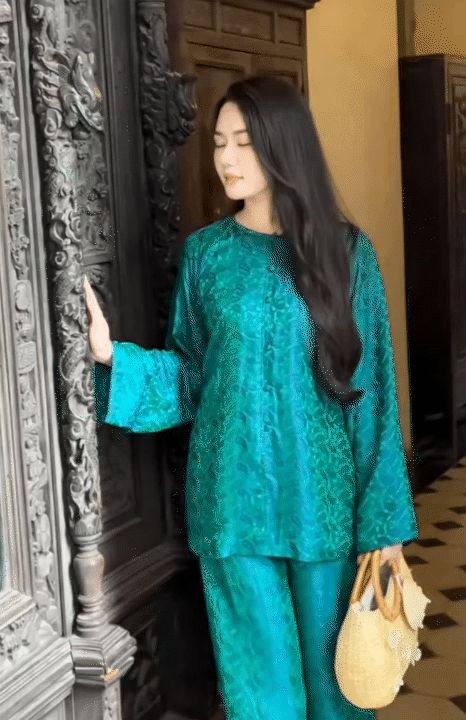 Ngo&agrave;i &aacute;o d&agrave;i, một trend đồ Tết chuẩn ph&uacute; b&agrave; khiến phụ nữ tuổi 35+ m&ecirc; mệt, được 