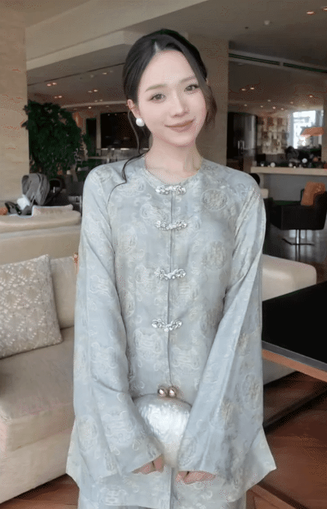 Ngo&agrave;i &aacute;o d&agrave;i, một trend đồ Tết chuẩn ph&uacute; b&agrave; khiến phụ nữ tuổi 35+ m&ecirc; mệt, được 