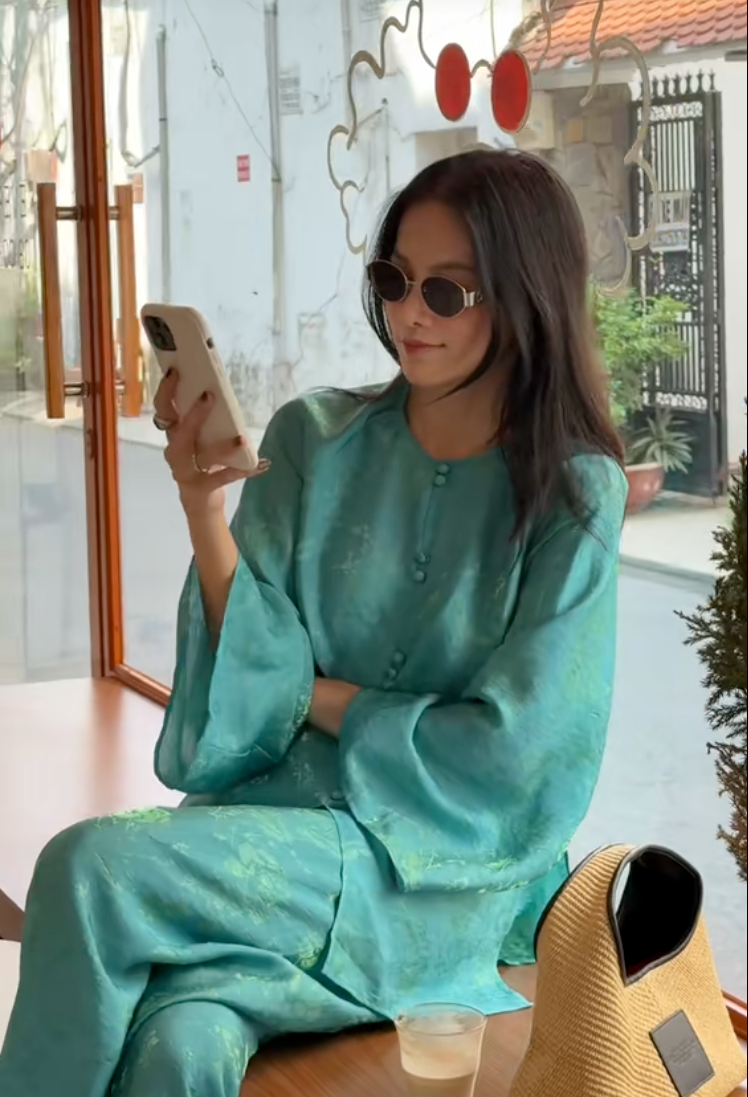 Ngo&agrave;i &aacute;o d&agrave;i, một trend đồ Tết chuẩn ph&uacute; b&agrave; khiến phụ nữ tuổi 35+ m&ecirc; mệt, được 