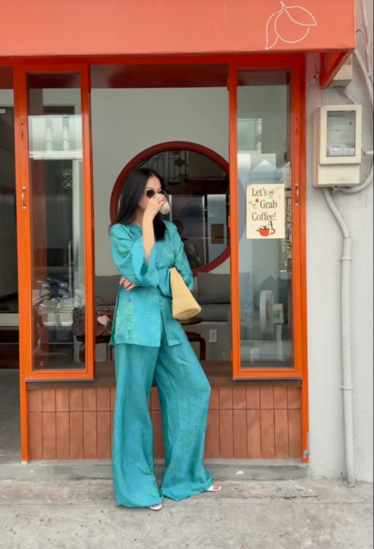 Ngo&agrave;i &aacute;o d&agrave;i, một trend đồ Tết chuẩn ph&uacute; b&agrave; khiến phụ nữ tuổi 35+ m&ecirc; mệt, được 