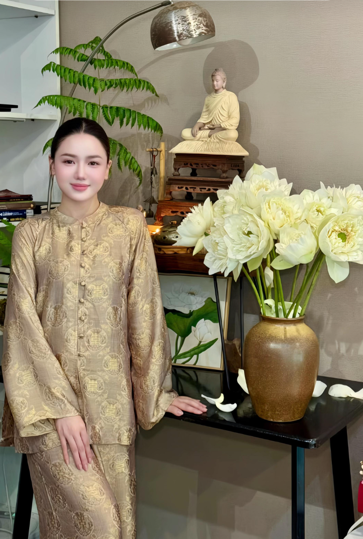 Ngo&agrave;i &aacute;o d&agrave;i, một trend đồ Tết chuẩn ph&uacute; b&agrave; khiến phụ nữ tuổi 35+ m&ecirc; mệt, được 