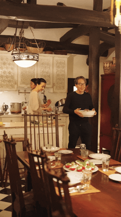 Chuyện t&igrave;nh 25 năm trong căn nh&agrave; gỗ ven biển: Hạnh ph&uacute;c h&oacute;a ra kh&ocirc;ng nằm ở th&agrave;nh tựu, m&agrave; ở chiếc ghế đặt đ&uacute;ng vạt nắng trưa- Ảnh 13.