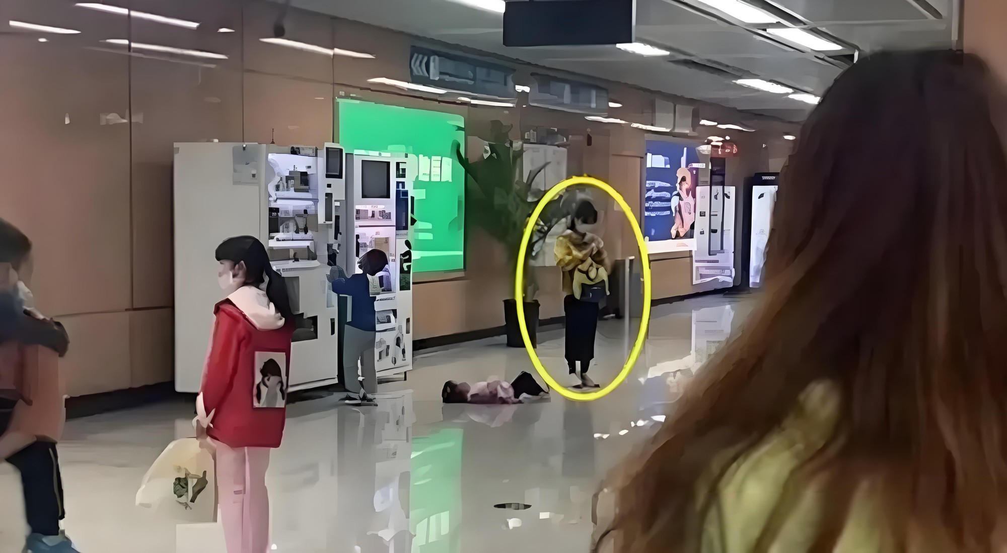 Con kh&oacute;c ăn vạ giữa ga t&agrave;u, b&agrave; mẹ trẻ c&oacute; c&aacute;ch xử l&yacute; khiến netizen chỉ muốn đến xin chữ k&yacute;- Ảnh 1.