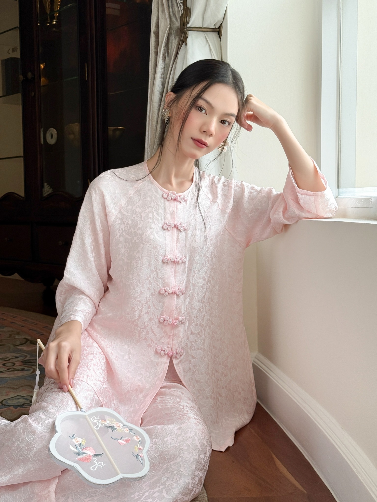 Ngo&agrave;i &aacute;o d&agrave;i, một trend đồ Tết chuẩn ph&uacute; b&agrave; khiến phụ nữ tuổi 35+ m&ecirc; mệt, được 