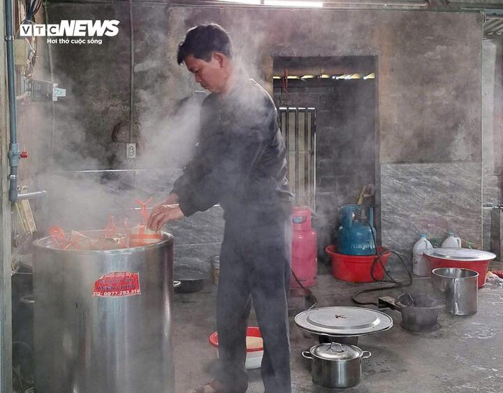 Về Hưng Y&ecirc;n tận thấy c&aacute;ch chế biến loại gi&ograve; chả &lsquo;độc nhất v&ocirc; nhị&rsquo; phục vụ Tết- Ảnh 4.