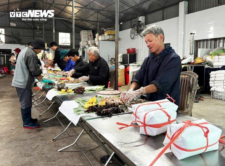 Về Hưng Y&ecirc;n tận thấy c&aacute;ch chế biến loại gi&ograve; chả &lsquo;độc nhất v&ocirc; nhị&rsquo; phục vụ Tết- Ảnh 1.