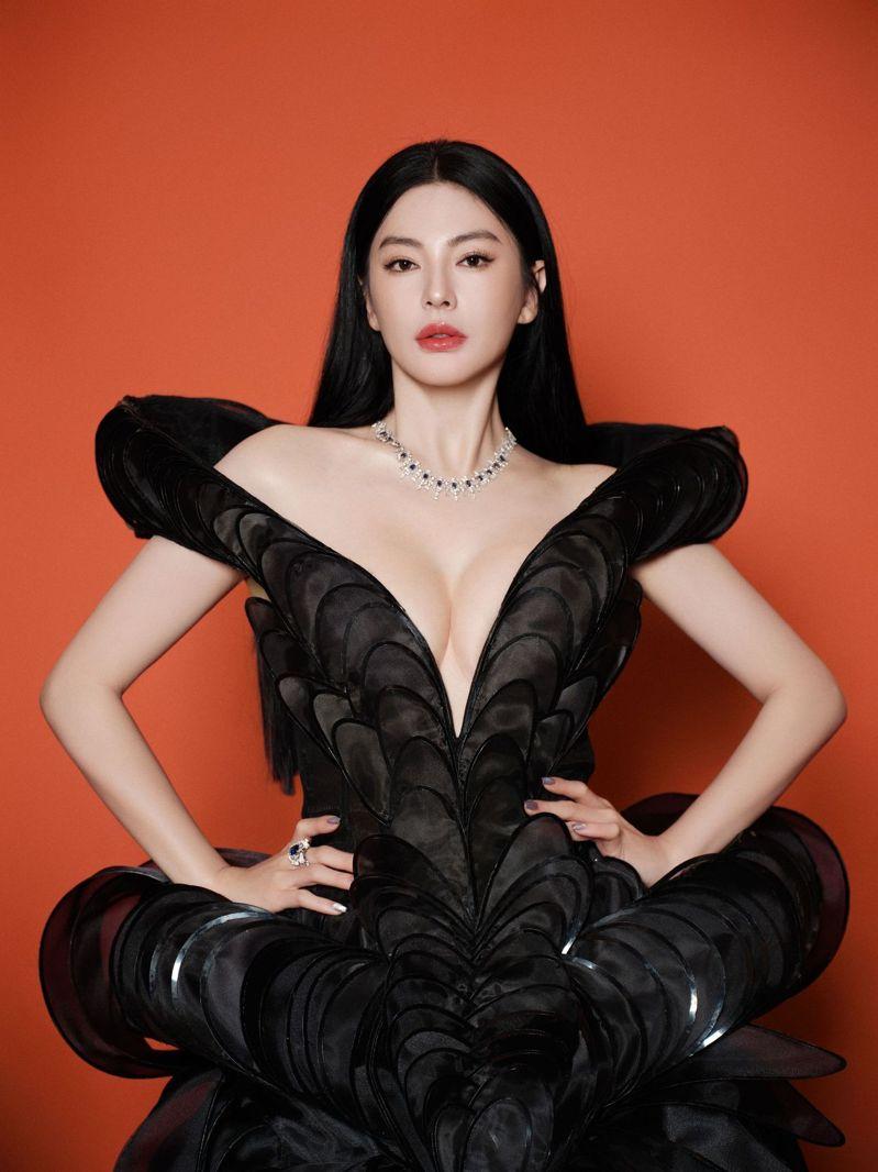 Hội thánh nữ khoe giàu đua nhau “ngã ngựa”: Người đẹp K. bị cắt sóng thẳng tay, có người nguy cơ “bóc lịch”- Ảnh 1. Hội thánh nữ khoe giàu đua nhau “ngã ngựa”: Người đẹp K. bị cắt sóng thẳng tay, có người nguy cơ “bóc lịch”- Ảnh 1.