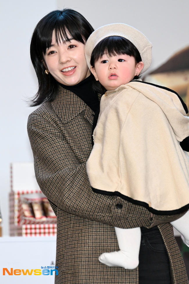 Nh&oacute;c tỳ 1 tuổi gi&agrave;u nhất showbiz lần đầu dự sự kiện, visual mẹ b&eacute; g&acirc;y sốc to&agrave;n c&otilde;i mạng- Ảnh 2.