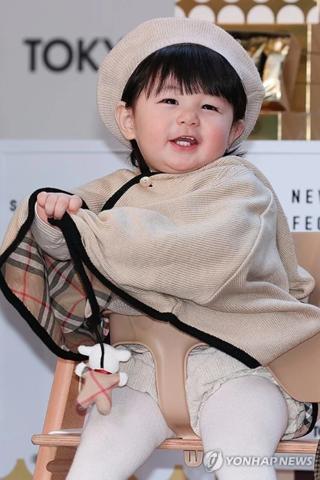 Nh&oacute;c tỳ 1 tuổi gi&agrave;u nhất showbiz lần đầu dự sự kiện, visual mẹ b&eacute; g&acirc;y sốc to&agrave;n c&otilde;i mạng- Ảnh 5.