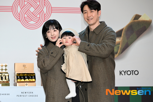 Nh&oacute;c tỳ 1 tuổi gi&agrave;u nhất showbiz lần đầu dự sự kiện, visual mẹ b&eacute; g&acirc;y sốc to&agrave;n c&otilde;i mạng- Ảnh 1.