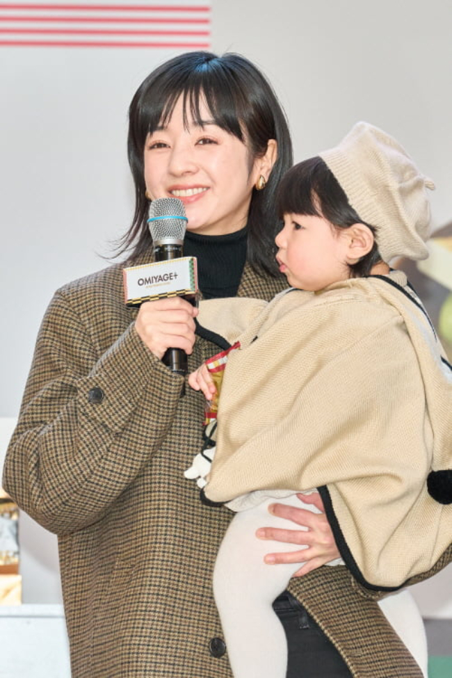 Nh&oacute;c tỳ 1 tuổi gi&agrave;u nhất showbiz lần đầu dự sự kiện, visual mẹ b&eacute; g&acirc;y sốc to&agrave;n c&otilde;i mạng- Ảnh 6.