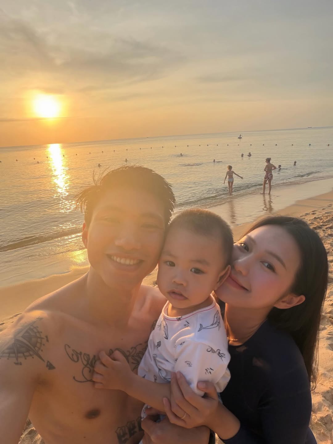 Đo&agrave;n Văn Hậu lần l&agrave;m một chuyện cho Do&atilde;n Hải My, khoảnh khắc v&ocirc; t&igrave;nh h&eacute; lộ cuộc sống h&ocirc;n nh&acirc;n- Ảnh 6.