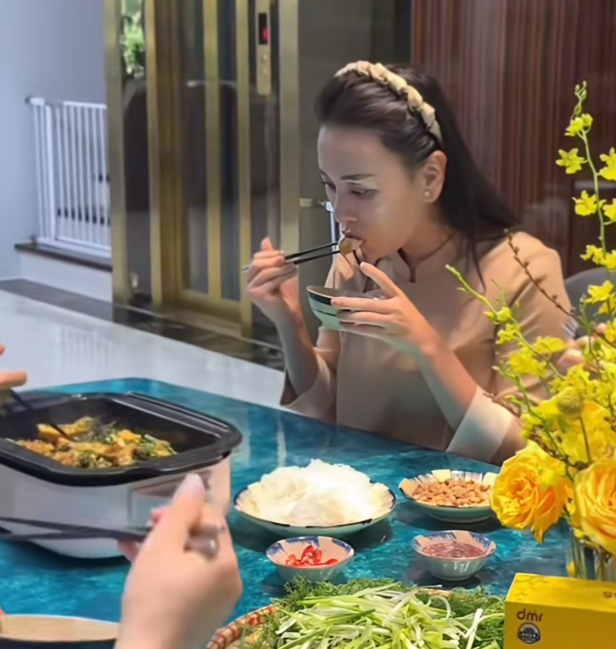 Phương Oanh kh&ocirc;ng c&ograve;n đeo nhẫn cưới- Ảnh 1.