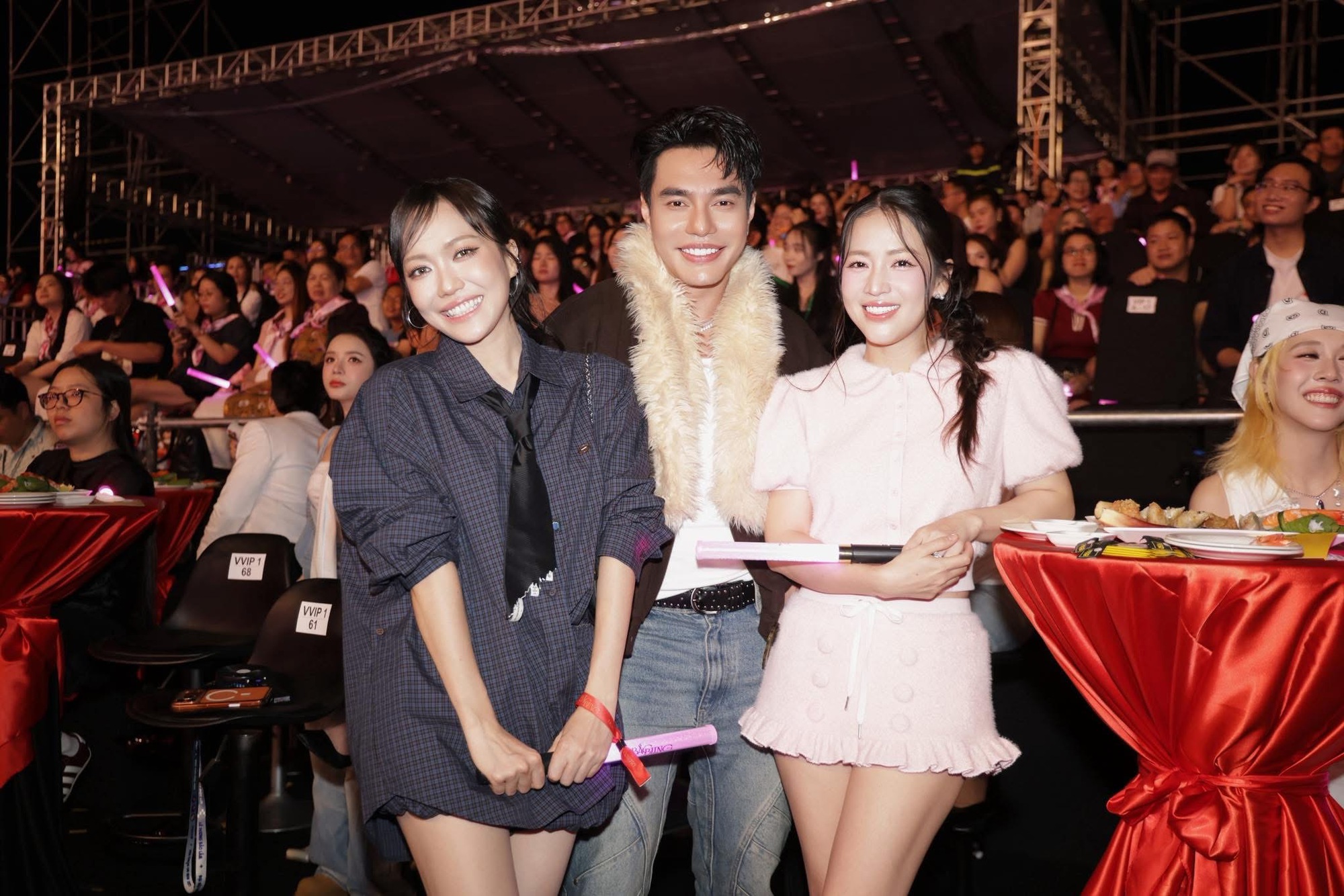 Dàn sao tại fan concert Hòa Minzy: Thúy Ngân khác lạ, Trường Giang tự tay làm 1 việc trong hậu trường- Ảnh 5. Dàn sao tại fan concert Hòa Minzy: Thúy Ngân khác lạ, Trường Giang tự tay làm 1 việc trong hậu trường- Ảnh 5.