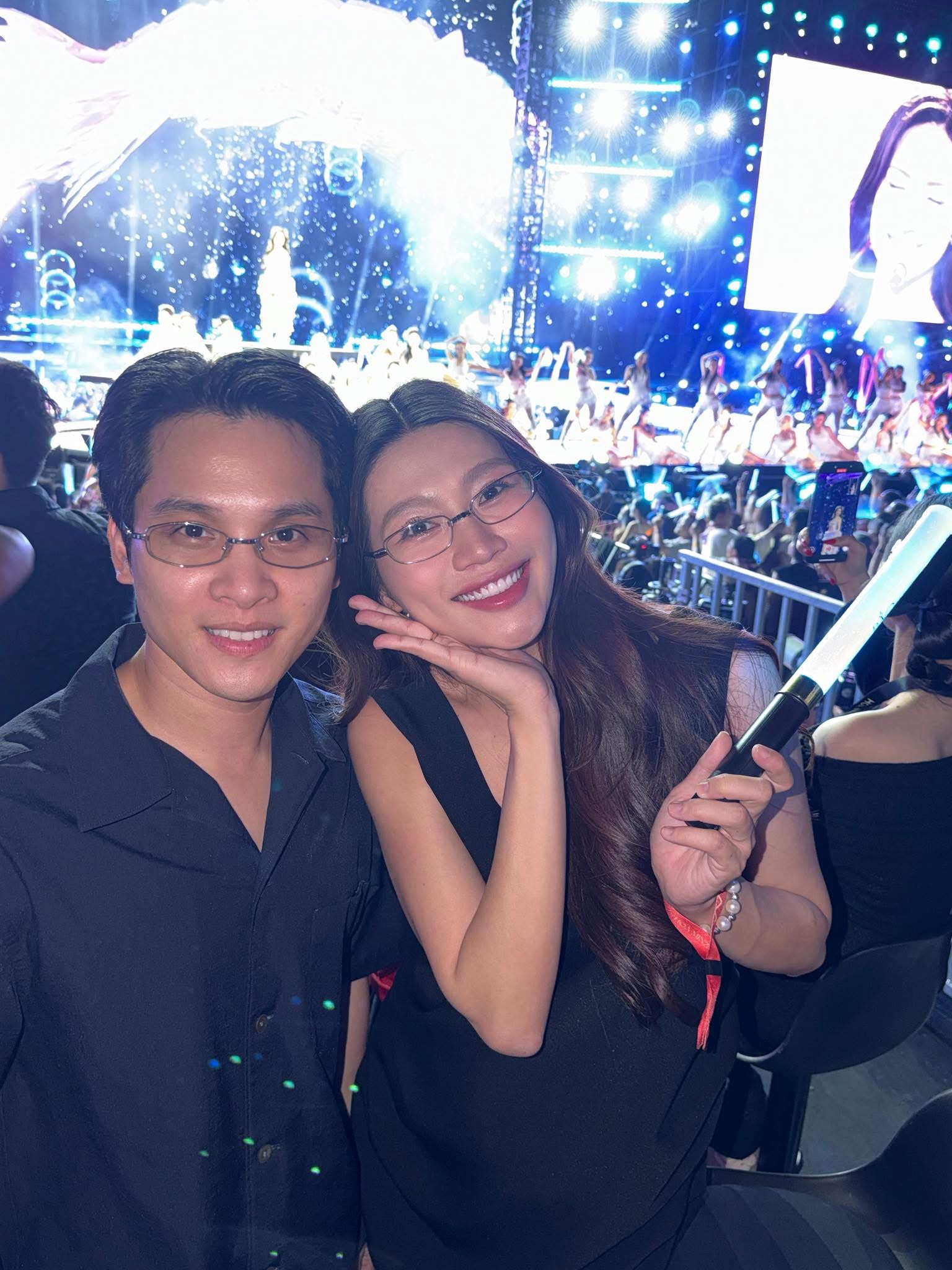 Dàn sao tại fan concert Hòa Minzy: Thúy Ngân khác lạ, Trường Giang tự tay làm 1 việc trong hậu trường- Ảnh 3. Dàn sao tại fan concert Hòa Minzy: Thúy Ngân khác lạ, Trường Giang tự tay làm 1 việc trong hậu trường- Ảnh 3.