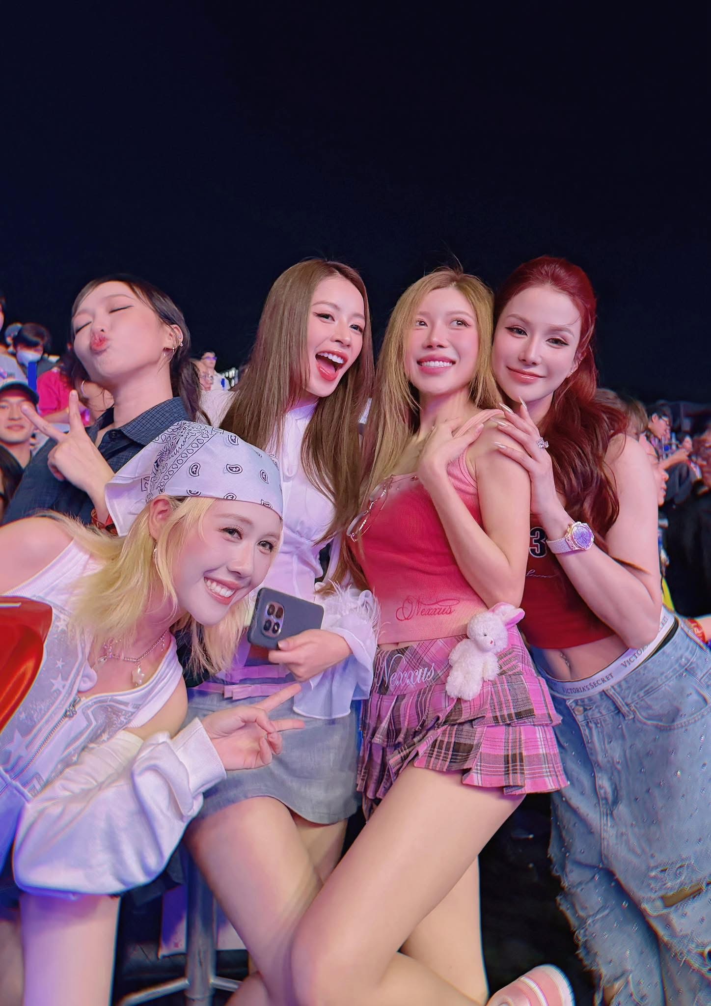 Dàn sao tại fan concert Hòa Minzy: Thúy Ngân khác lạ, Trường Giang tự tay làm 1 việc trong hậu trường- Ảnh 1. Dàn sao tại fan concert Hòa Minzy: Thúy Ngân khác lạ, Trường Giang tự tay làm 1 việc trong hậu trường- Ảnh 1.