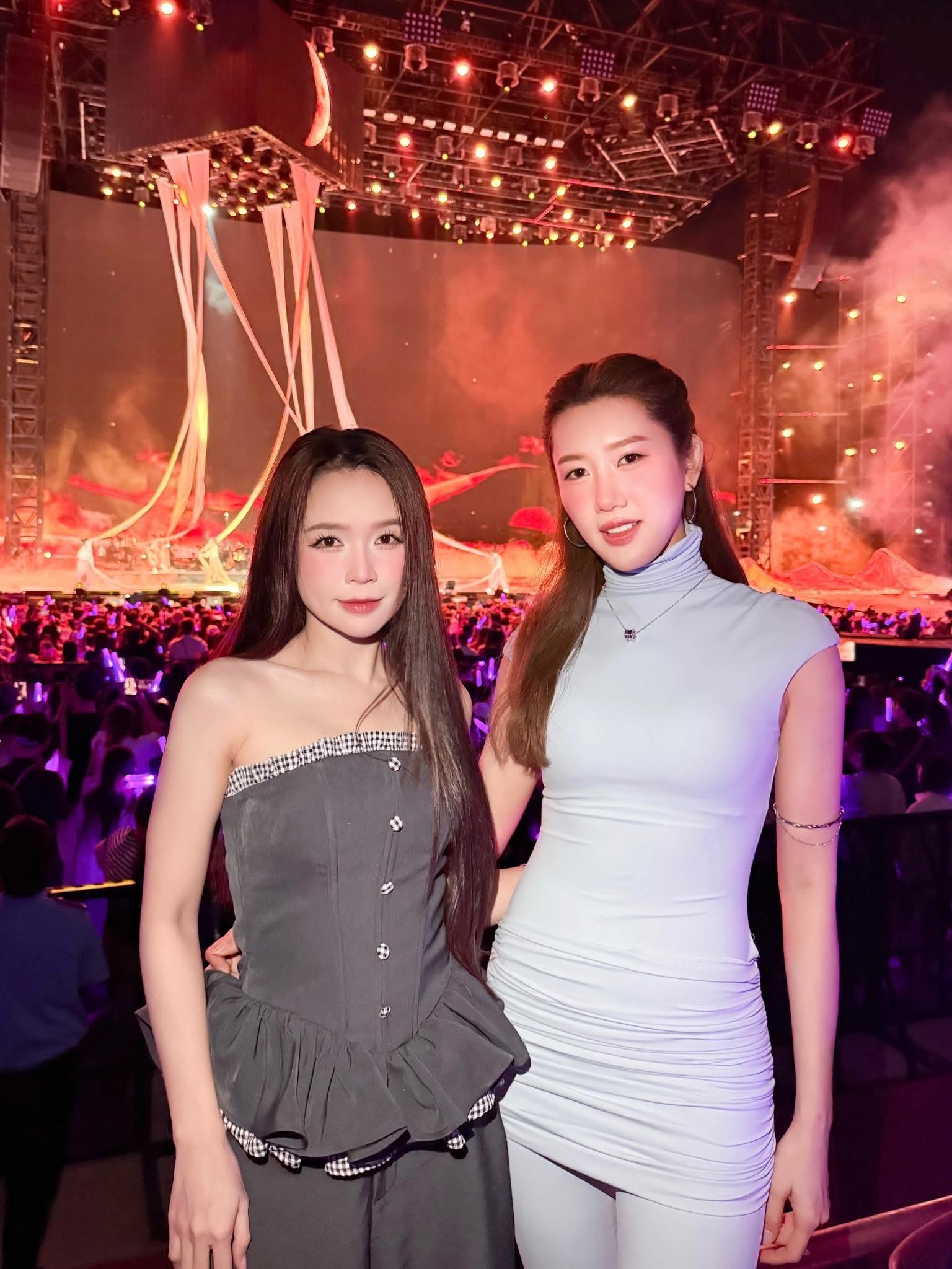 Dàn sao tại fan concert Hòa Minzy: Thúy Ngân khác lạ, Trường Giang tự tay làm 1 việc trong hậu trường- Ảnh 2. Dàn sao tại fan concert Hòa Minzy: Thúy Ngân khác lạ, Trường Giang tự tay làm 1 việc trong hậu trường- Ảnh 2.