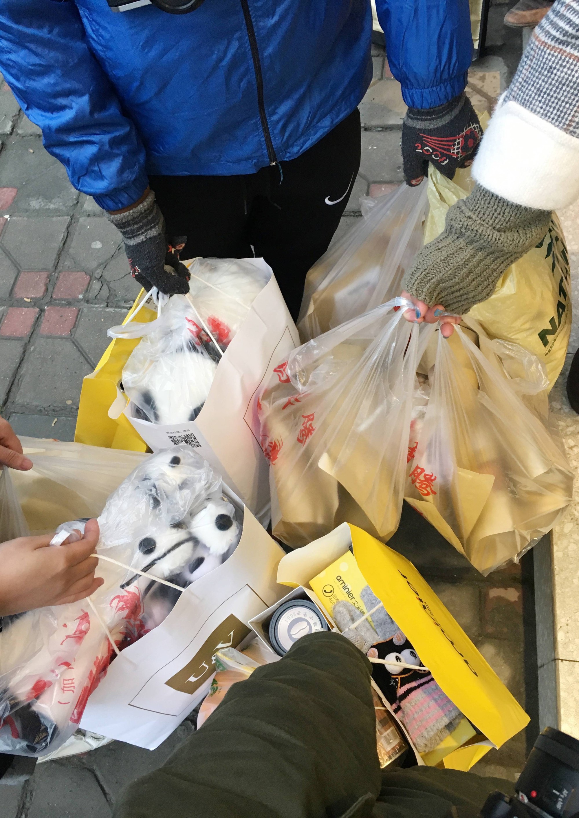 Khách Việt bị giữ lại ở sân bay Trung Quốc, phải mở tung vali để kiểm tra, nguyên nhân từ một vật quen thuộc- Ảnh 3. Khách Việt bị giữ lại ở sân bay Trung Quốc, phải mở tung vali để kiểm tra, nguyên nhân từ một vật quen thuộc- Ảnh 3.