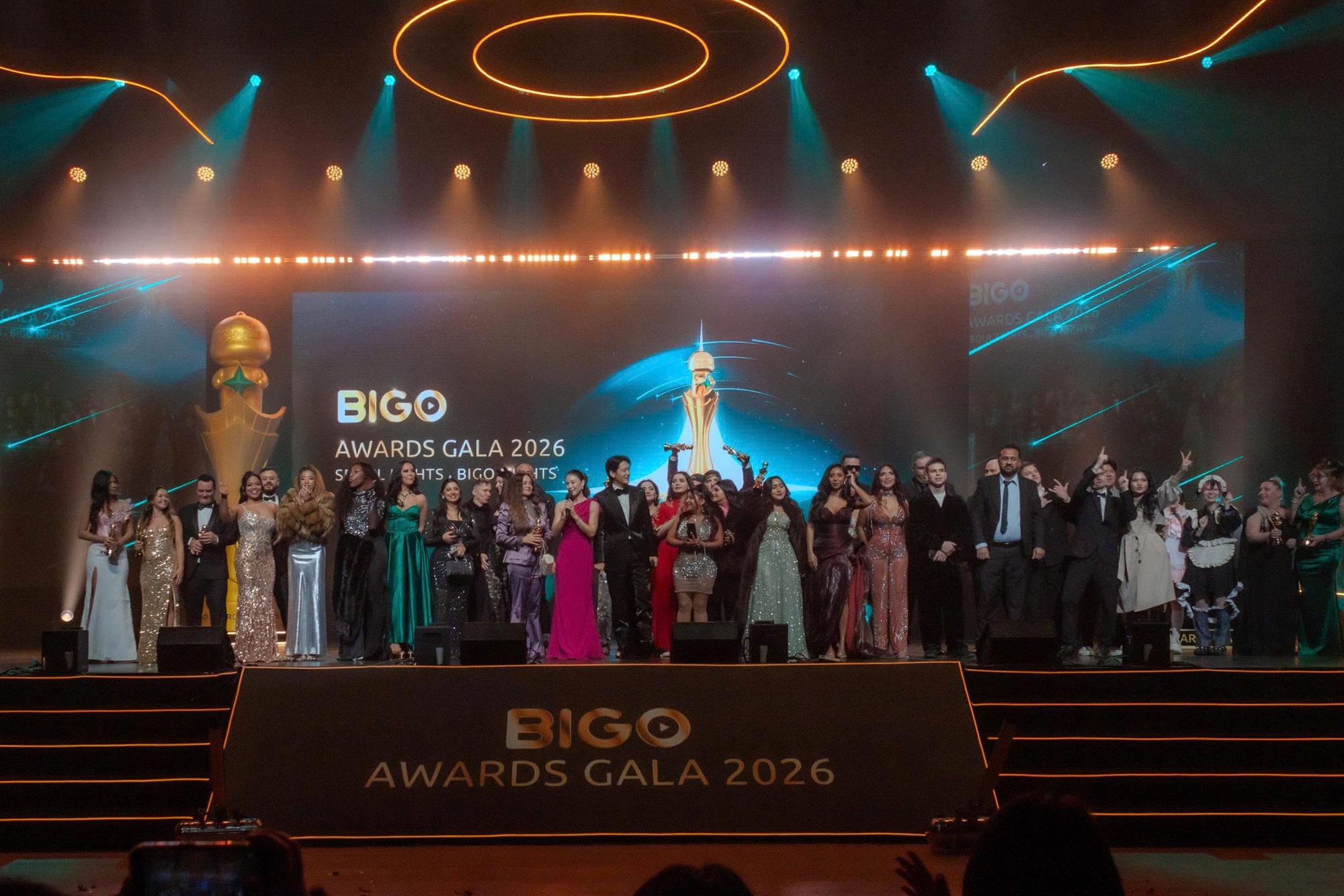 Từ phòng livestream đến sân khấu toàn cầu: Hành trình 1 thập kỷ vươn ra Thế giới của những nhà sáng tạo Việt Nam!- Ảnh 4. Từ phòng livestream đến sân khấu toàn cầu: Hành trình 1 thập kỷ vươn ra Thế giới của những nhà sáng tạo Việt Nam!- Ảnh 4.