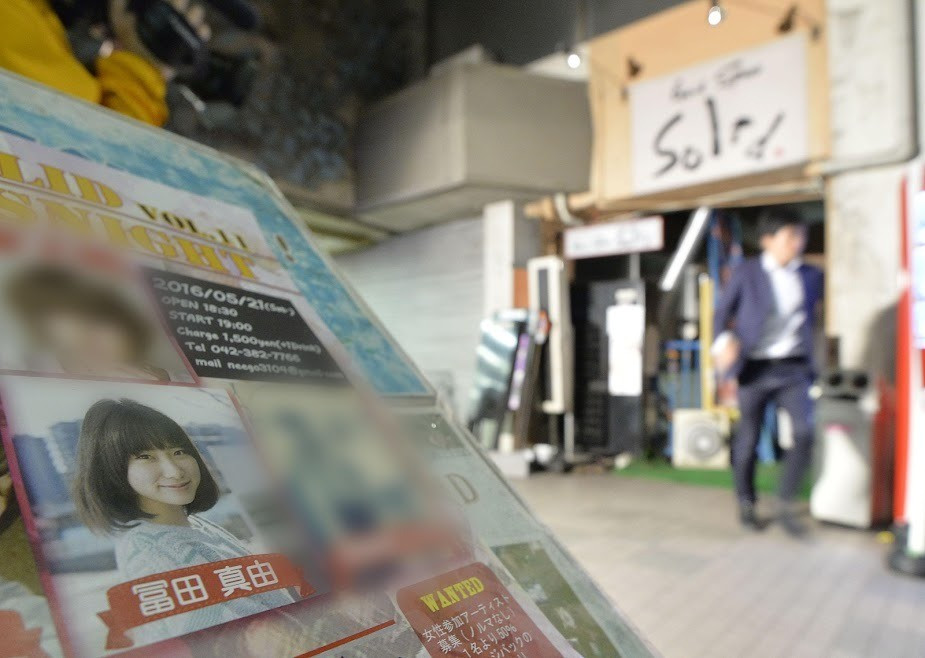 Kinh ho&agrave;ng nữ ca sĩ bị fan cuồng đ&acirc;m 61 nh&aacute;t, mất 10 năm theo đuổi kiện tụng hiện giờ ra sao?- Ảnh 4.