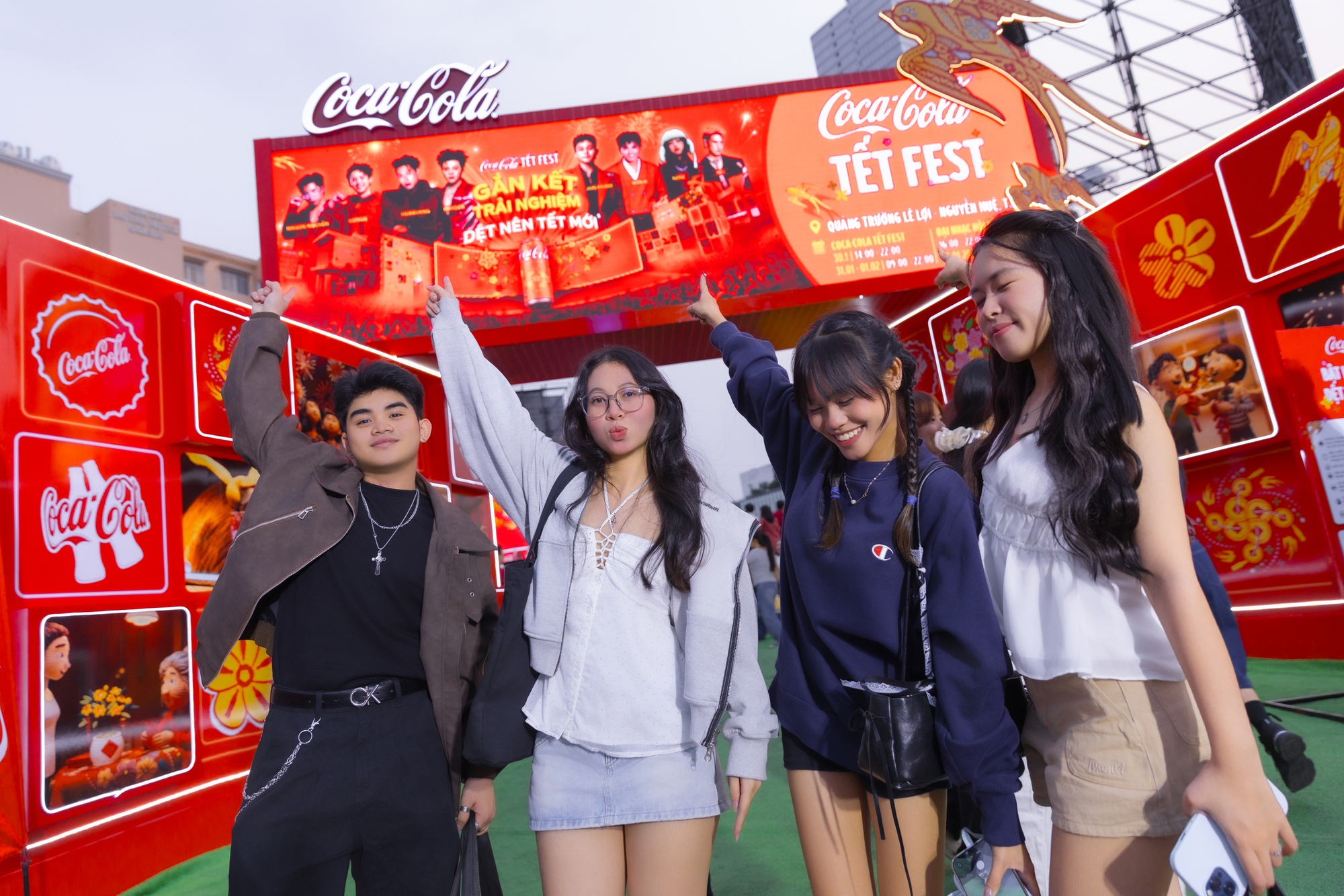 H&agrave;ng ngh&igrave;n bạn trẻ đổ x&ocirc; đi "dệt Tết" giữa S&agrave;i G&ograve;n: Khi truyền thống được Gen Z "dệt" lại bằng trải nghiệm đa gi&aacute;c quan v&agrave; &acirc;m nhạc b&ugrave;ng nổ- Ảnh 5.