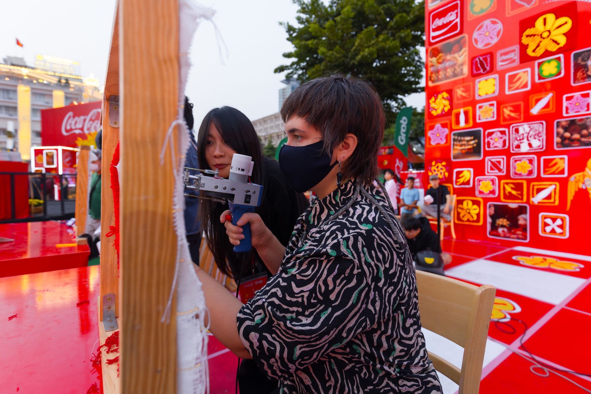 H&agrave;ng ngh&igrave;n bạn trẻ đổ x&ocirc; đi "dệt Tết" giữa S&agrave;i G&ograve;n: Khi truyền thống được Gen Z "dệt" lại bằng trải nghiệm đa gi&aacute;c quan v&agrave; &acirc;m nhạc b&ugrave;ng nổ- Ảnh 7.