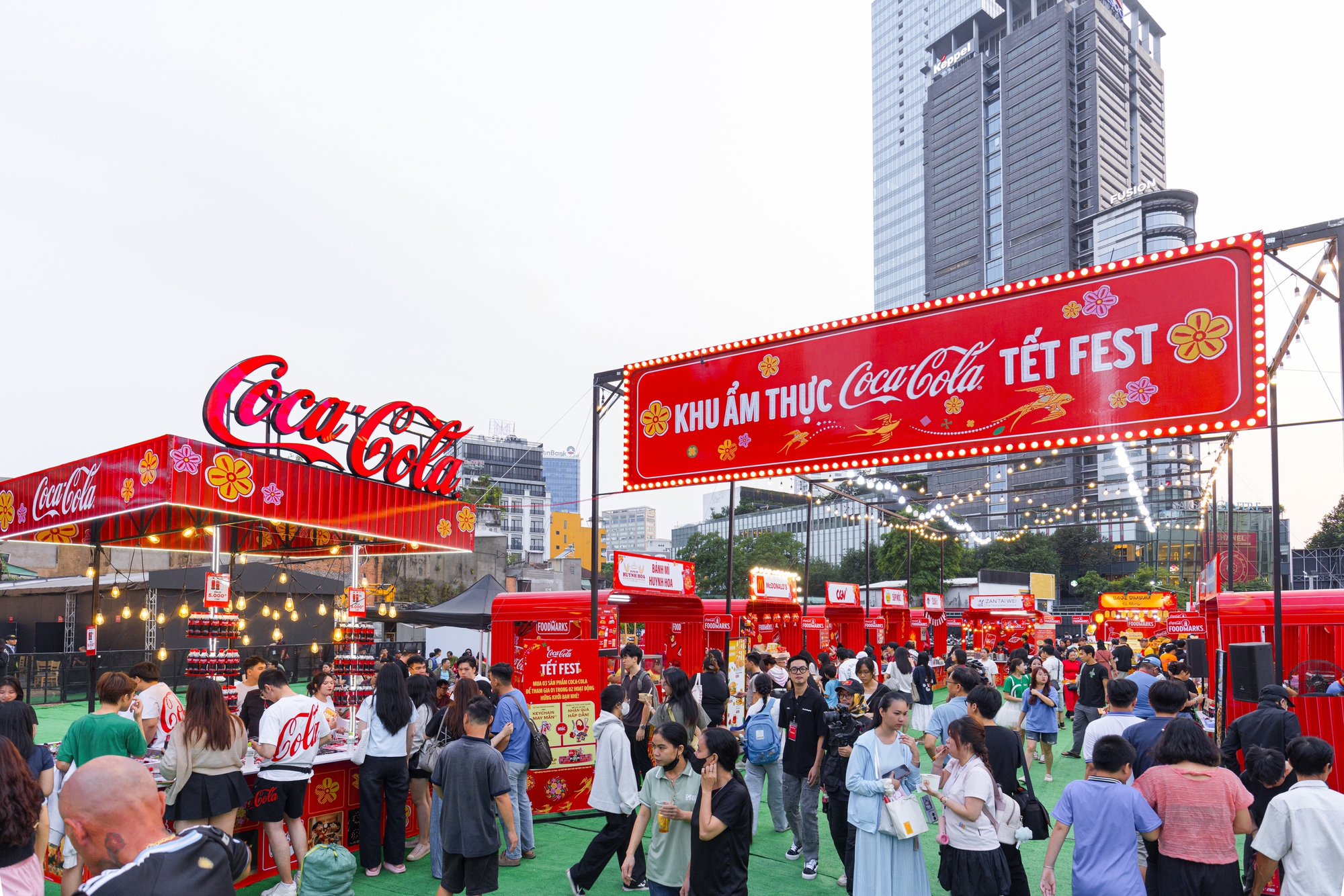 H&agrave;ng ngh&igrave;n bạn trẻ đổ x&ocirc; đi "dệt Tết" giữa S&agrave;i G&ograve;n: Khi truyền thống được Gen Z "dệt" lại bằng trải nghiệm đa gi&aacute;c quan v&agrave; &acirc;m nhạc b&ugrave;ng nổ- Ảnh 8.