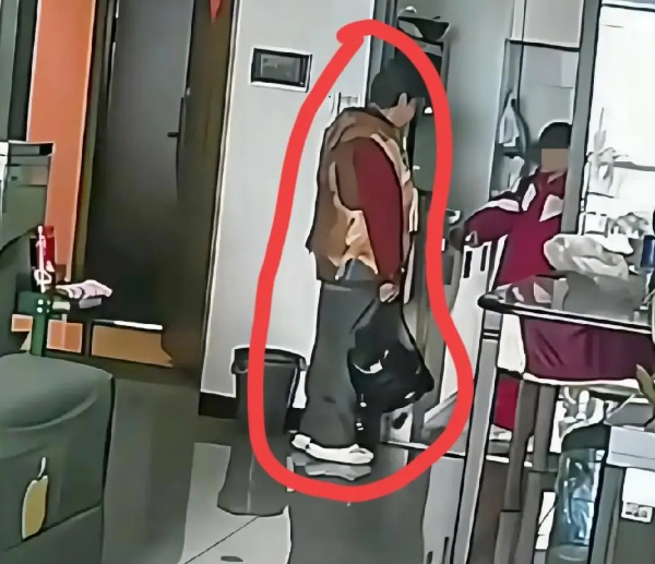 Bị kẻ lạ mặt b&aacute;m theo về tận nh&agrave;, cậu b&eacute; c&oacute; pha xử l&yacute; qu&aacute; b&igrave;nh tĩnh v&agrave; kh&ocirc;n ngoan: Đ&acirc;y ch&iacute;nh l&agrave; điều cha mẹ phải dạy con!- Ảnh 1.