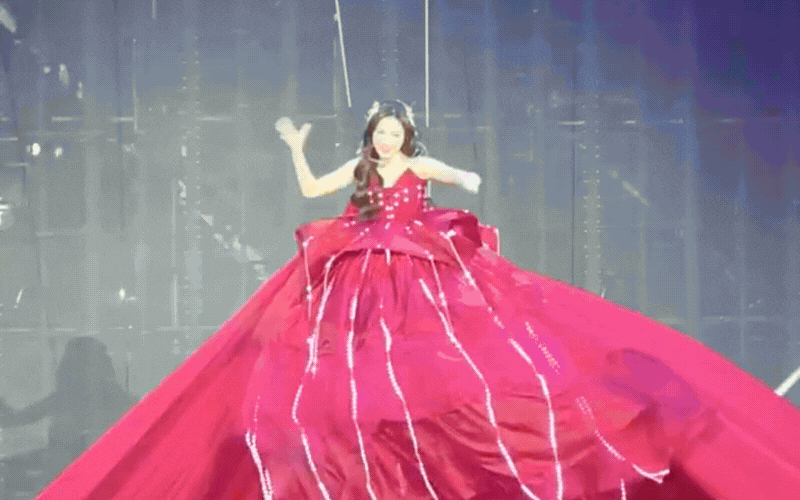 Ho&agrave; Minzy mở m&agrave;n qu&aacute; "bốc" v&agrave; thực sự xuất hiện 1 đ&aacute;m ch&aacute;y- Ảnh 1.