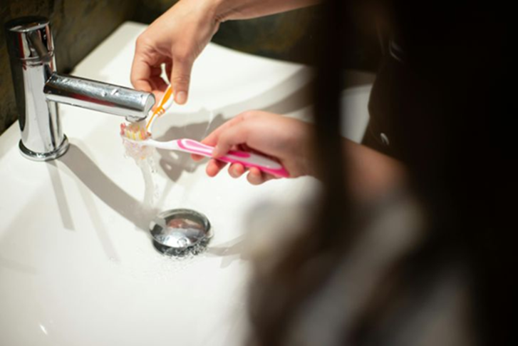 Trước khi đ&aacute;nh răng c&oacute; cần l&agrave;m ướt b&agrave;n chải kh&ocirc;ng? Nha sĩ l&ecirc;n tiếng: Đa số ch&uacute;ng ta đ&atilde; l&agrave;m sai- Ảnh 3.