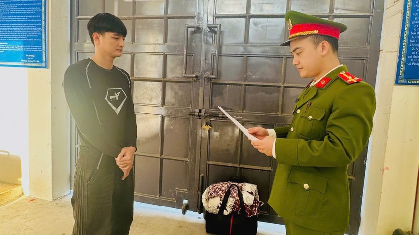 Mạo danh người nổi tiếng để tiếp cận, x&acirc;m hại thiếu nữ 16 tuổi- Ảnh 1.