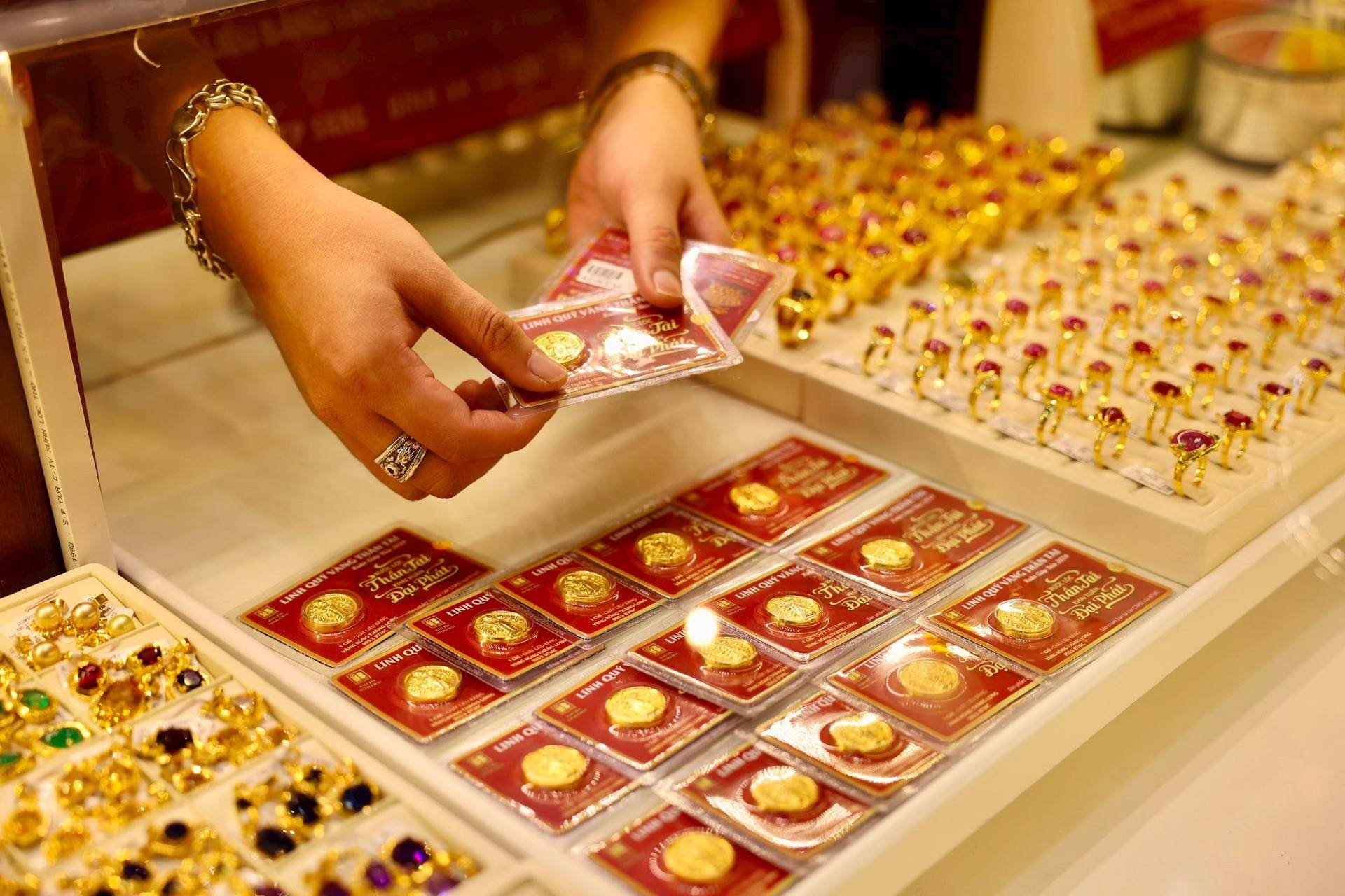 Ch&iacute;nh thức từ h&ocirc;m nay: Mua b&aacute;n v&agrave;ng kh&ocirc;ng qua chuyển khoản c&oacute; thể bị phạt; Giao dịch v&agrave;ng miếng kh&ocirc;ng giấy ph&eacute;p c&oacute; thể bị tịch thu- Ảnh 1.