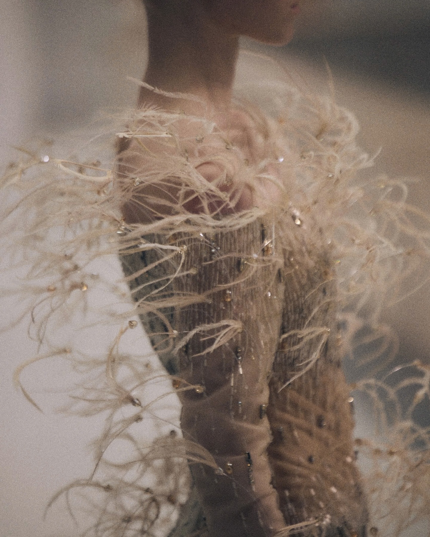 Si&ecirc;u mẫu số 1 thế giới gật đầu l&agrave;m vedette, cổ vũ NTK người Việt đầu ti&ecirc;n l&agrave;m n&ecirc;n kỳ t&iacute;ch: "Lịch sử đ&atilde; được viết n&ecirc;n!"- Ảnh 13.