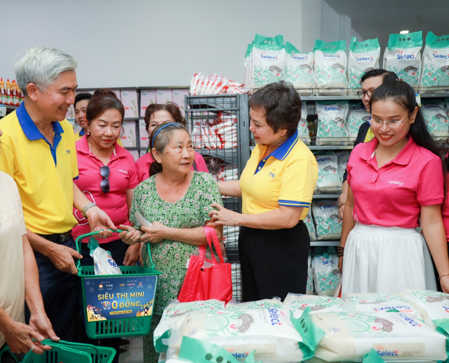 Si&ecirc;u thị mini 0 đồng 2026: PNJ lan tỏa Tết y&ecirc;u thương đến 15.000 b&agrave; con- Ảnh 1.