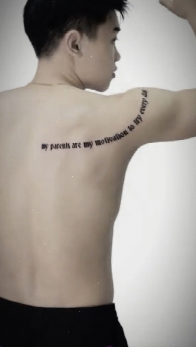 H&eacute; lộ h&igrave;nh xăm &yacute; nghĩa tr&ecirc;n lưng Đ&igrave;nh Bắc, đ&acirc;y l&agrave; động lực gi&uacute;p ng&ocirc;i sao U23 Việt Nam vượt kh&oacute; v&agrave; toả s&aacute;ng- Ảnh 1.