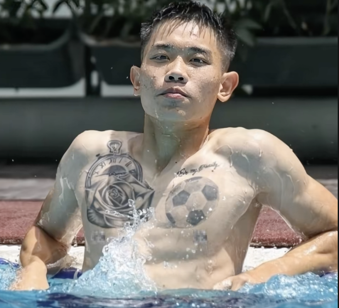 H&eacute; lộ h&igrave;nh xăm &yacute; nghĩa tr&ecirc;n lưng Đ&igrave;nh Bắc, đ&acirc;y l&agrave; động lực gi&uacute;p ng&ocirc;i sao U23 Việt Nam vượt kh&oacute; v&agrave; toả s&aacute;ng- Ảnh 2.