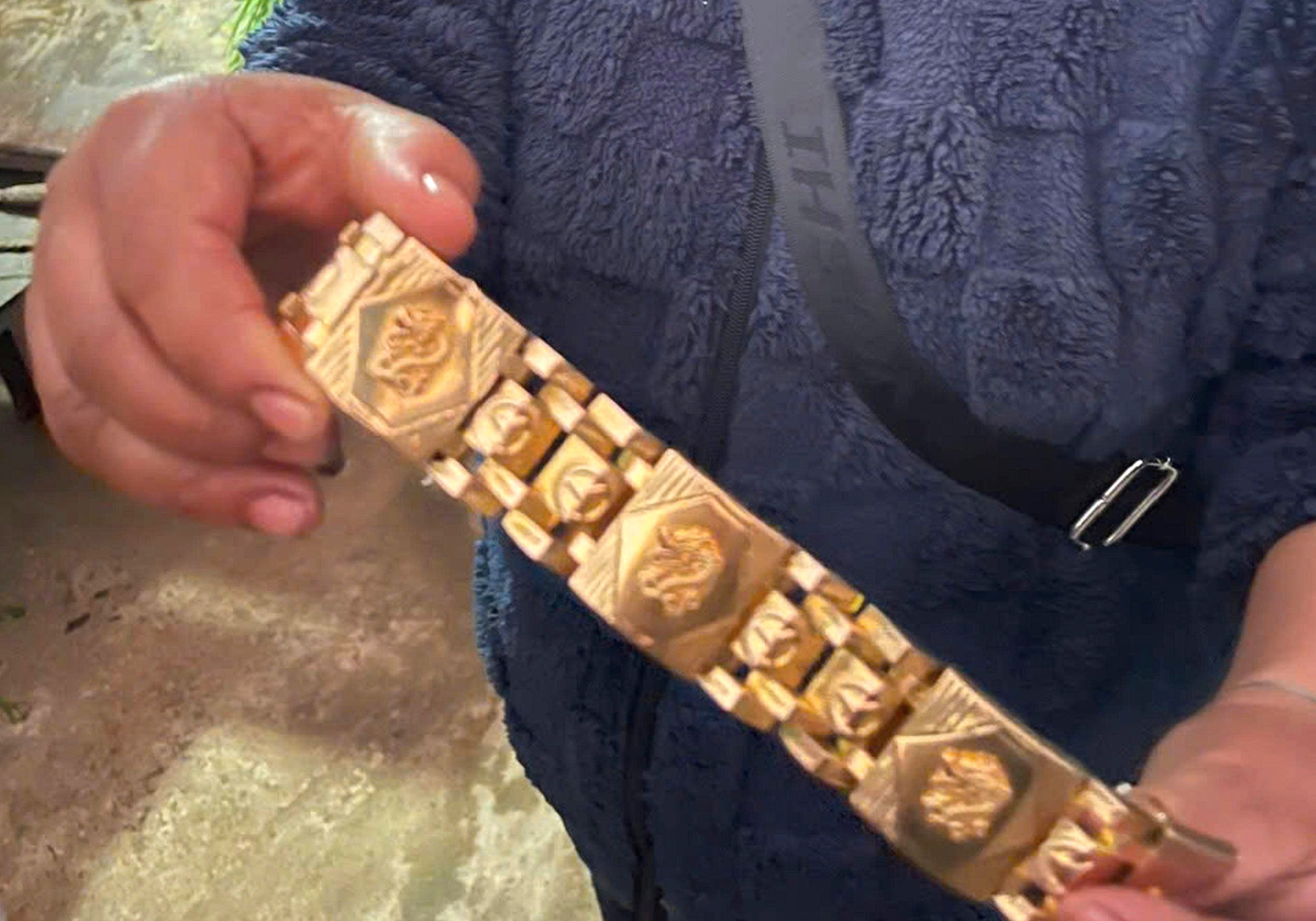 Người phụ nữ nhặt được lắc vàng nặng 1,3 cây trong lúc đi chợ: Hé lộ về chủ nhân- Ảnh 1. Người phụ nữ nhặt được lắc vàng nặng 1,3 cây trong lúc đi chợ: Hé lộ về chủ nhân- Ảnh 1.