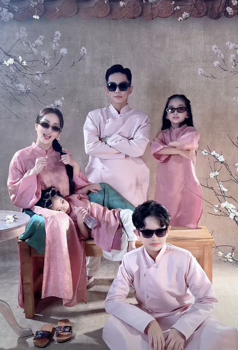 Gia đ&igrave;nh Kh&aacute;nh Thi - Phan Hiển g&acirc;y 