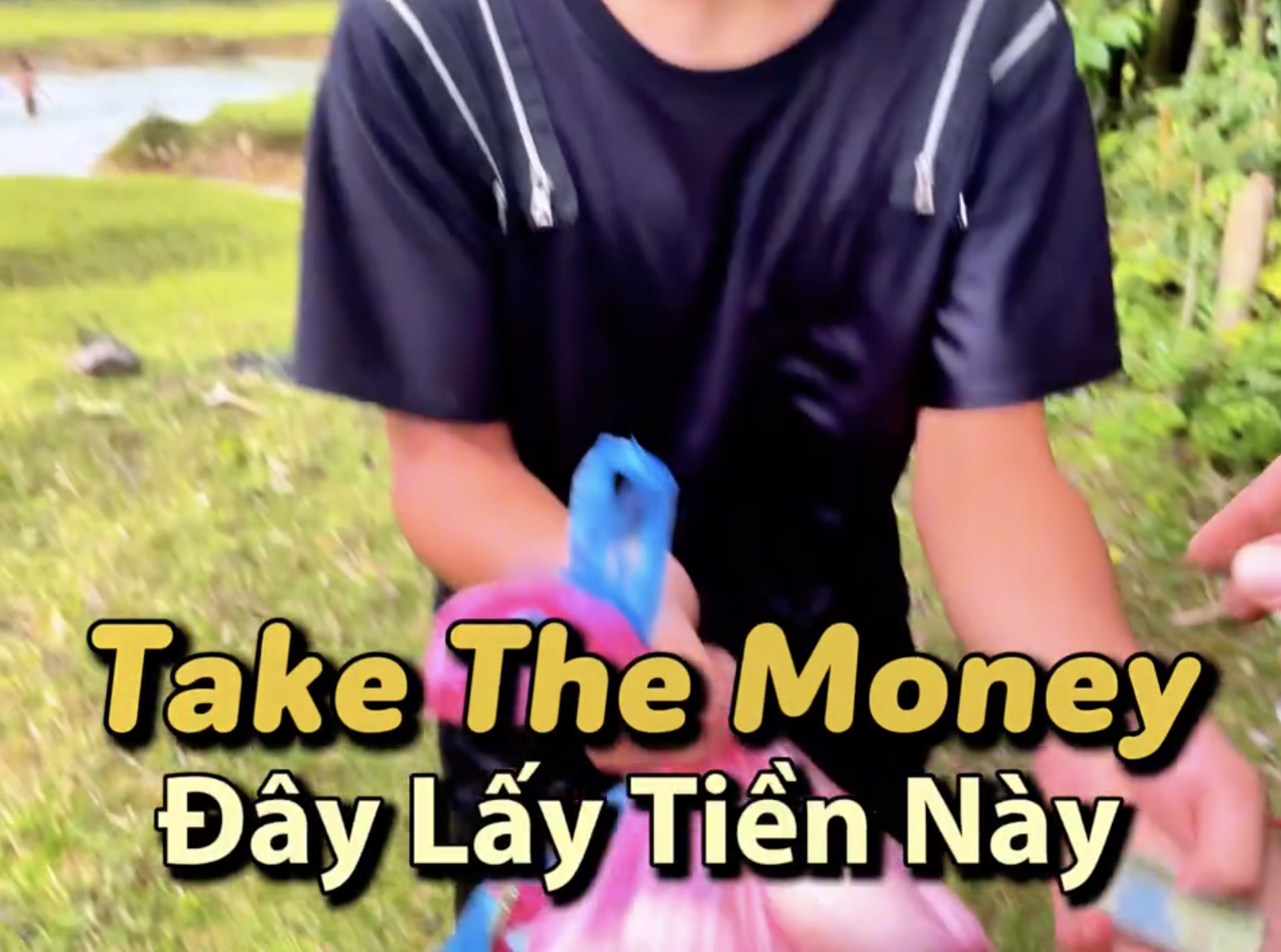 Cầm 200k rồi chạy biến đi mất, hành động quay lại của đứa trẻ vùng cao khiến khách Tây phải nể phục- Ảnh 5. Cầm 200k rồi chạy biến đi mất, hành động quay lại của đứa trẻ vùng cao khiến khách Tây phải nể phục- Ảnh 5.