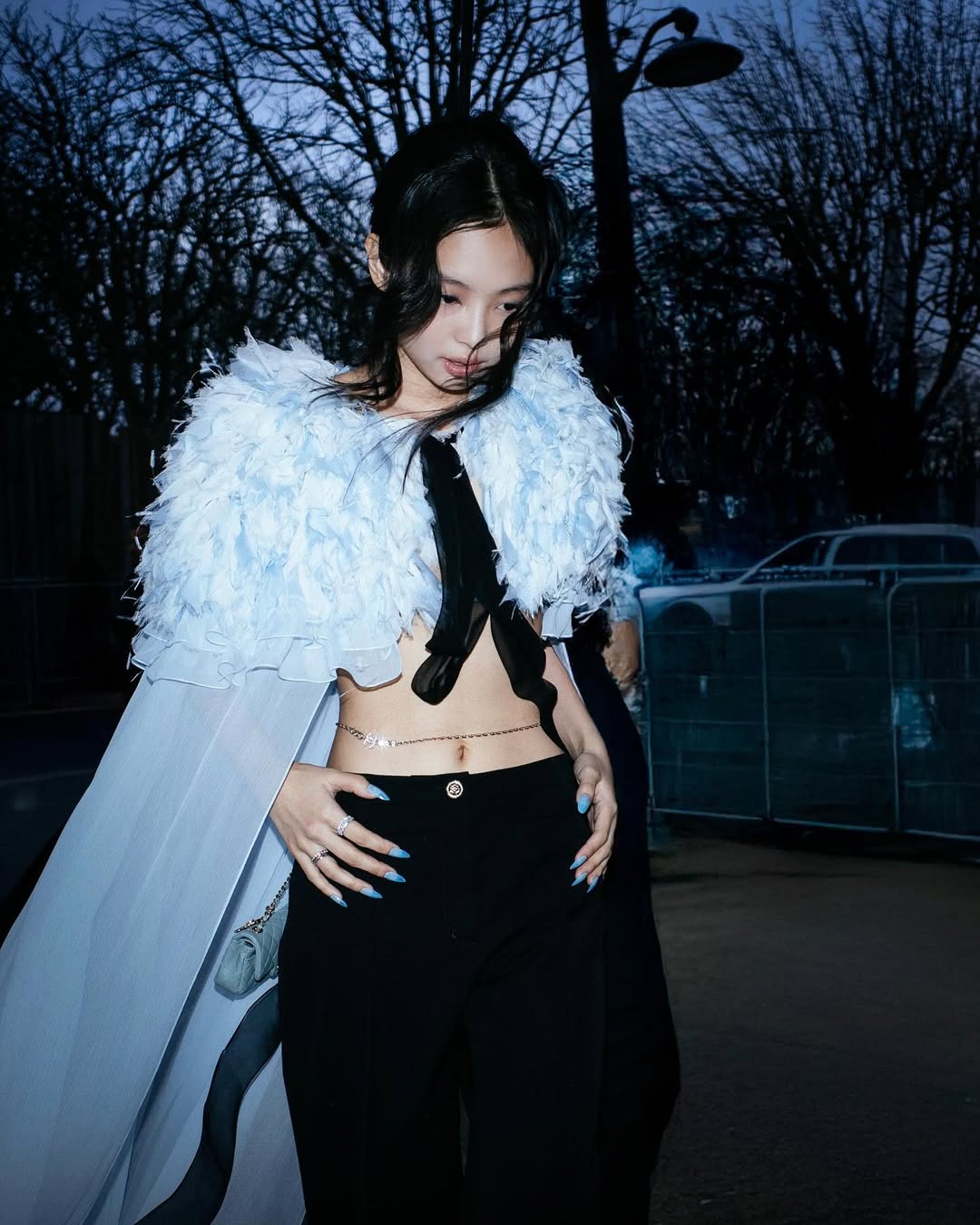 Jennie kín bưng tới sự kiện, netizen phán “lùn thấy cưng”- Ảnh 10. Jennie kín bưng tới sự kiện, netizen phán “lùn thấy cưng”- Ảnh 10.