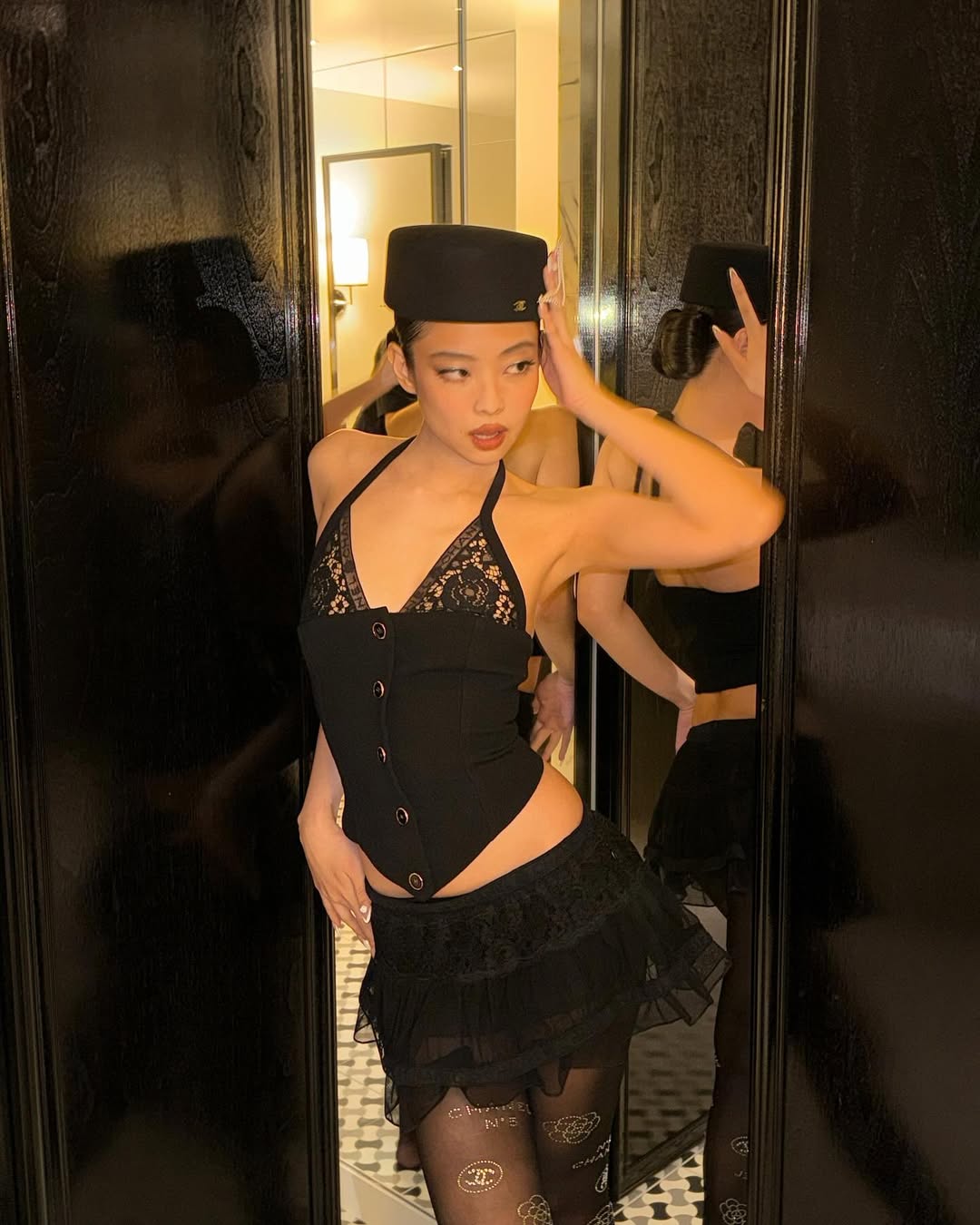 Jennie kín bưng tới sự kiện, netizen phán “lùn thấy cưng”- Ảnh 7. Jennie kín bưng tới sự kiện, netizen phán “lùn thấy cưng”- Ảnh 7.