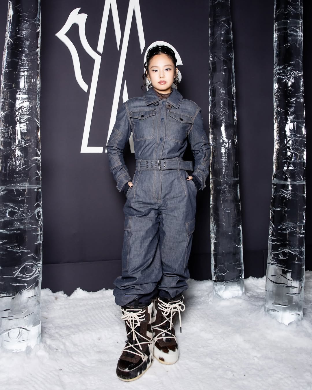 Jennie kín bưng tới sự kiện, netizen phán “lùn thấy cưng”- Ảnh 3. Jennie kín bưng tới sự kiện, netizen phán “lùn thấy cưng”- Ảnh 3.