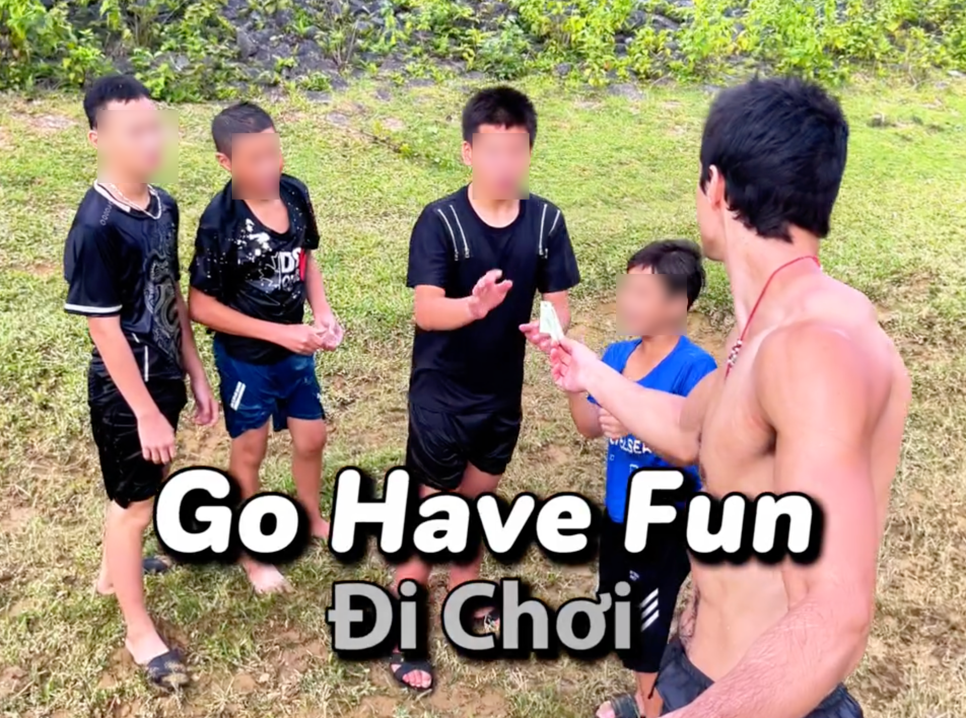 Cầm 200k rồi chạy biến đi mất, hành động quay lại của đứa trẻ vùng cao khiến khách Tây phải nể phục- Ảnh 3. Cầm 200k rồi chạy biến đi mất, hành động quay lại của đứa trẻ vùng cao khiến khách Tây phải nể phục- Ảnh 3.