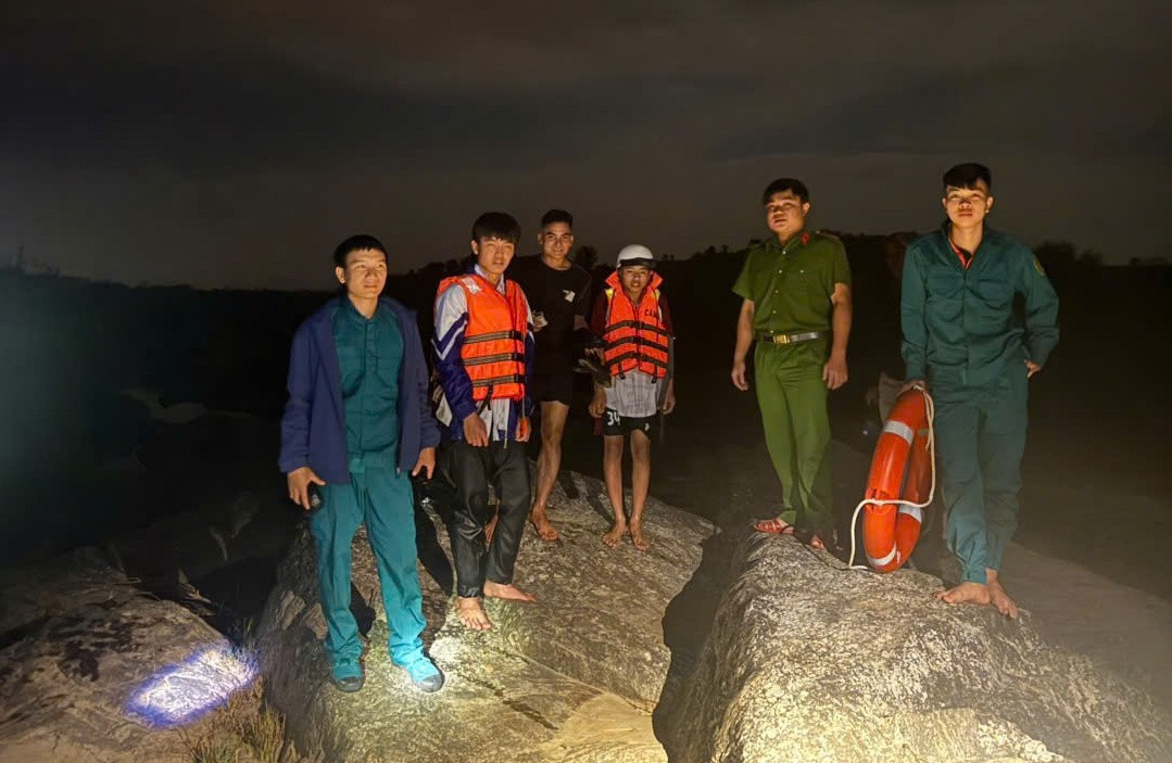 Hai học sinh mắc kẹt tr&ecirc;n s&ocirc;ng Ba khi thủy điện xả lũ- Ảnh 1.