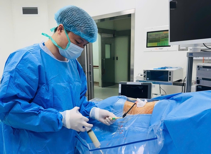 Chuyến bay đ&ecirc;m đưa người đ&agrave;n &ocirc;ng nguy kịch về nước mổ thận gi&agrave;nh sự sống- Ảnh 1.