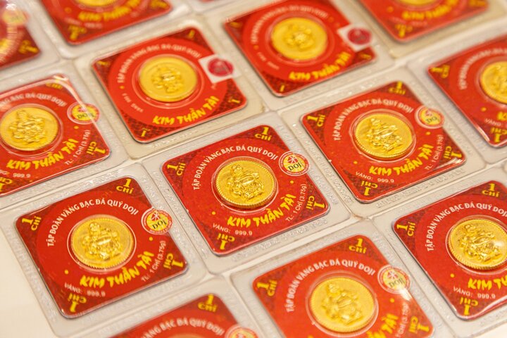 Gi&aacute; v&agrave;ng h&ocirc;m nay 1/2: Chững lại sau khi lao dốc- Ảnh 1.