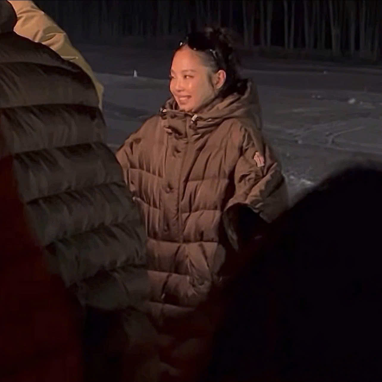 Jennie kín bưng tới sự kiện, netizen phán “lùn thấy cưng”- Ảnh 4. Jennie kín bưng tới sự kiện, netizen phán “lùn thấy cưng”- Ảnh 4.